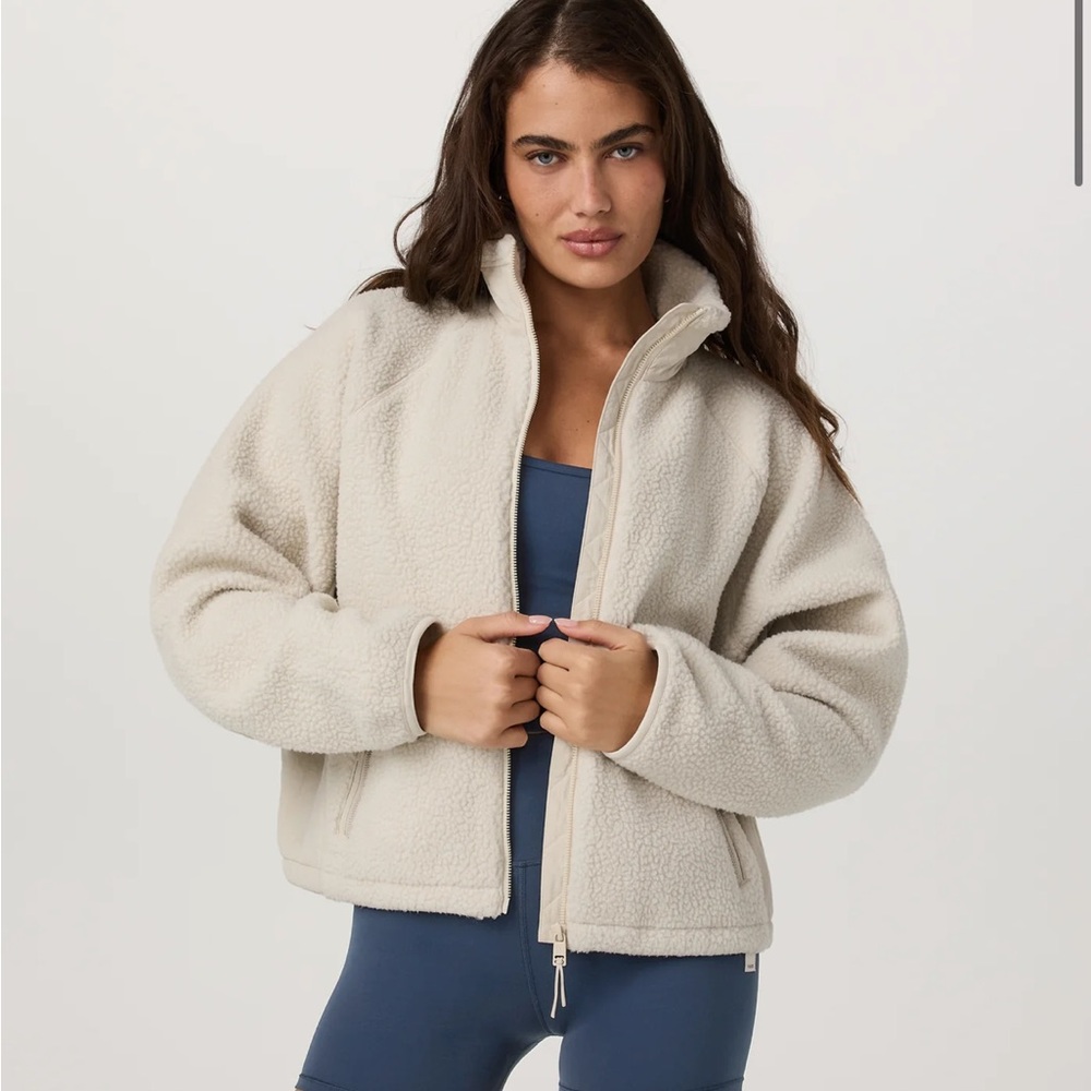 Vuori Alpine jacket- size XS Bone